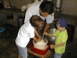 fabrication du fromage : presser